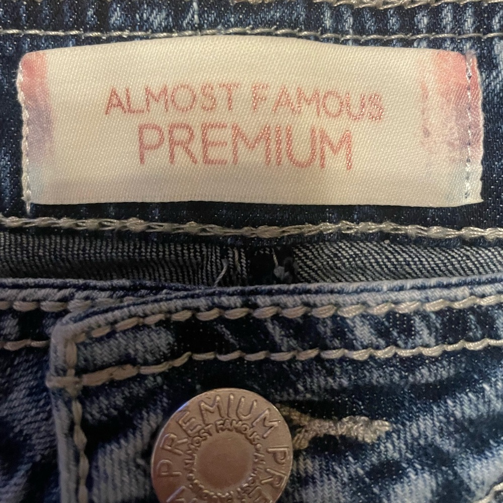 Almost Famous Acid Wash Denim Lace-Trimmed Women's Shorts Size 7 - Picture 3 of 4